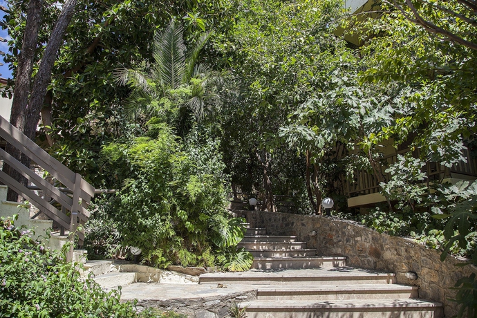 Imagen de los exteriores del Hotel Elpida Village. Foto 11