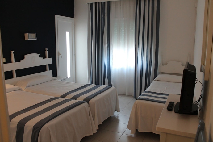 Imagen de la habitación del Hotel Els Pins. Foto 7