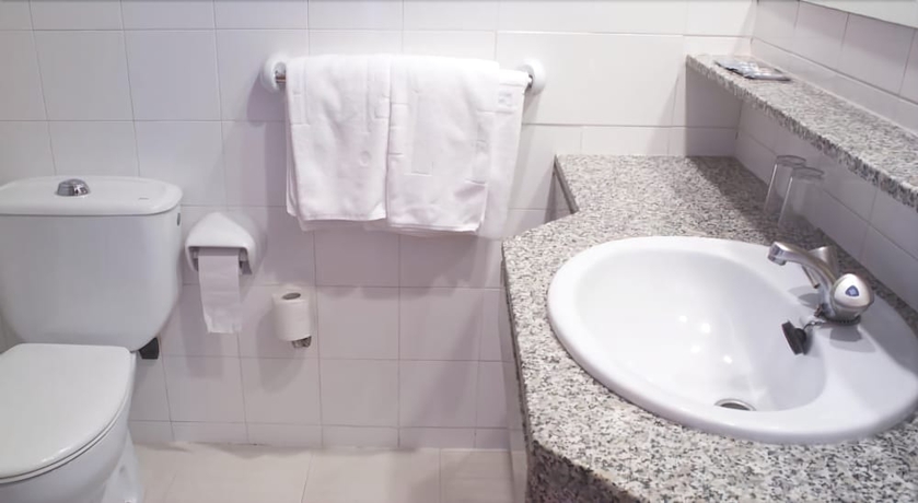 Imagen de la habitación del Hotel Els Pins. Foto 11