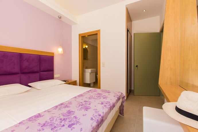 Imagen de la habitación del Hotel Eltina. Foto 22