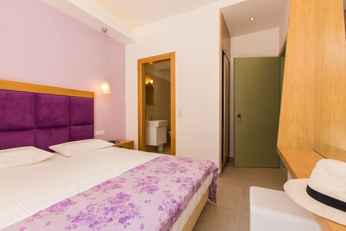 Imagen de la habitación del Hotel Eltina. Foto 27
