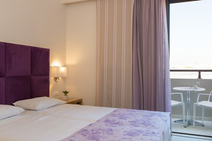 Imagen de la habitación del Hotel Eltina. Foto 35