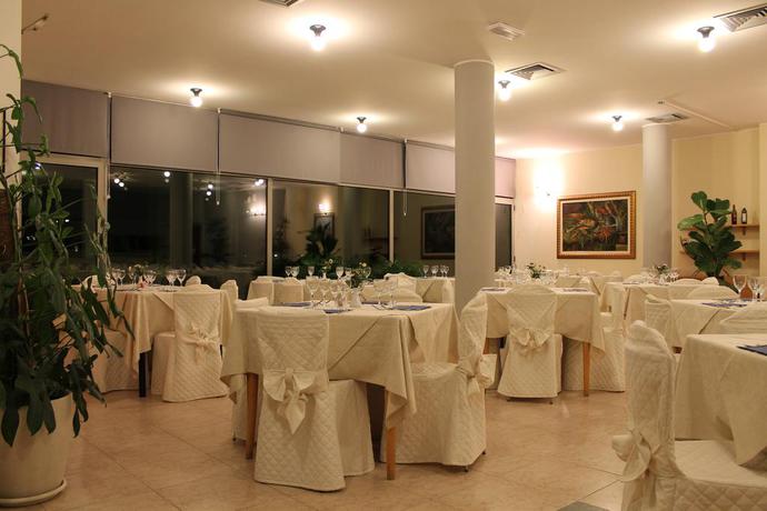 Imagen del bar/restaurante del Hotel Elvezia, Pesaro. Foto 4