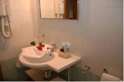 Imagen de la habitación del Hotel Elvia, Lignano Sabbiadoro. Foto 3