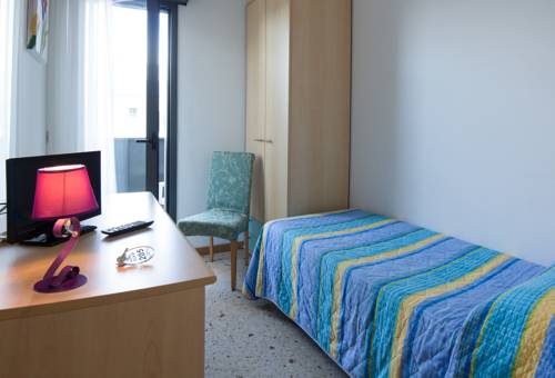 Imagen de la habitación del Hotel Elvia, Lignano Sabbiadoro. Foto 13