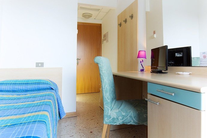 Imagen de la habitación del Hotel Elvia, Lignano Sabbiadoro. Foto 8