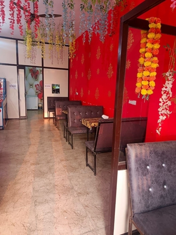 Imagen del bar/restaurante del Hotel Elvin Karnal. Foto 4