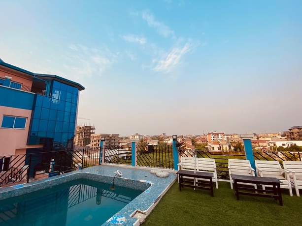 Imagen de la piscina del Hotel Elvira\'s HOME, Douala. Foto 19