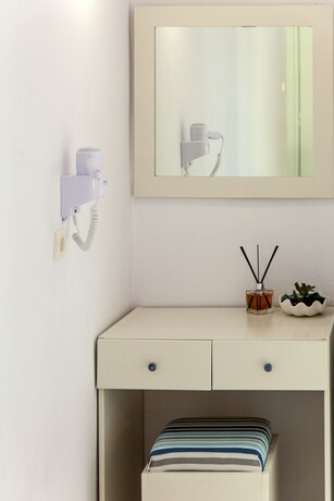 Imagen de la habitación del Hotel Elychryson. Foto 19