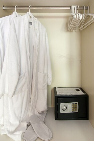 Imagen de la habitación del Hotel Elychryson. Foto 24