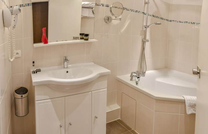 Imagen de la habitación del Hotel Elys&eacute;e, CHATEAUROUX. Foto 16