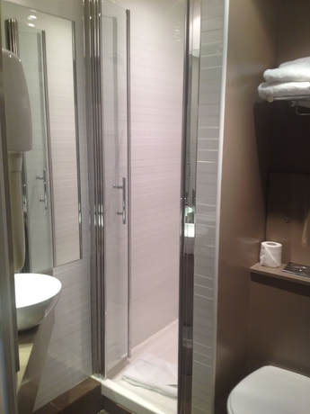 Imagen de la habitación del Hotel Elysées Flaubert. Foto 7