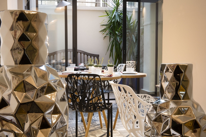 Imagen del bar/restaurante del Hotel Elysees 8. Foto 7