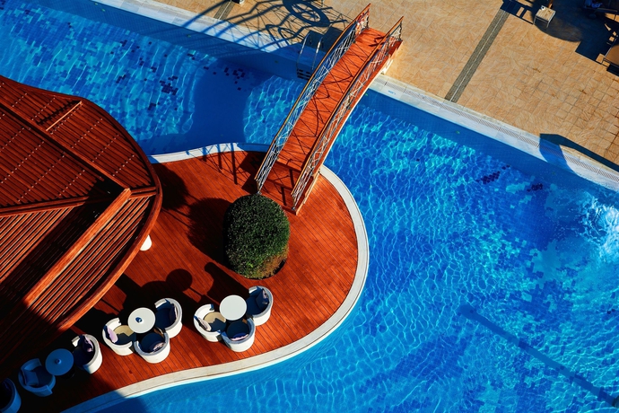 Imagen de la piscina del Hotel Elysium Resort and Spa. Foto 16