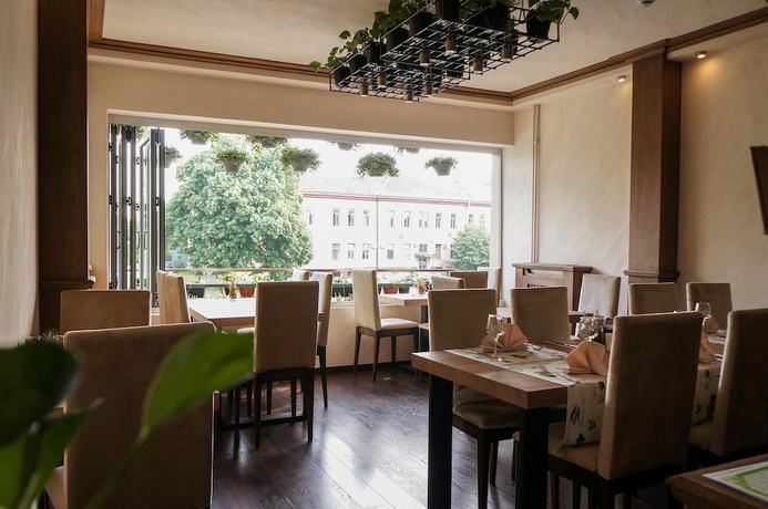 Imagen del bar/restaurante del Hotel Ema. Foto 5