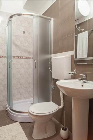 Imagen de la habitación del Hotel Ema. Foto 15