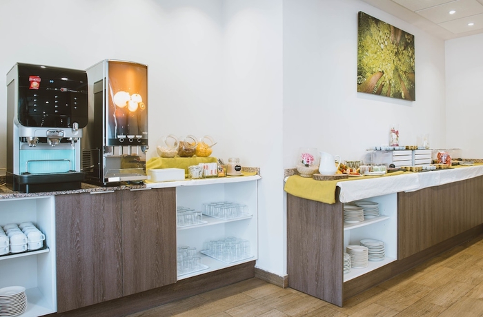 Imagen del bar/restaurante del Hotel Embajador, Almería. Foto 2