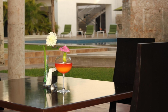 Imagen del bar/restaurante del Hotel Embajadores, M&eacute;rida. Foto 4