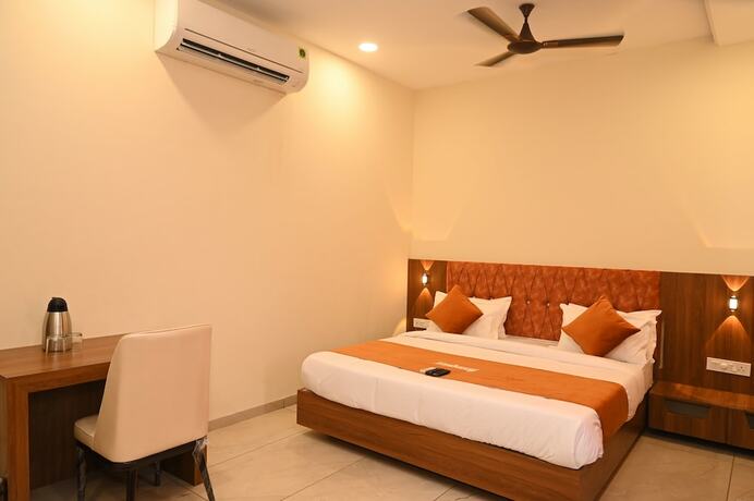 Imagen de la habitación del Hotel Embassy Inn, Ujjain. Foto 22