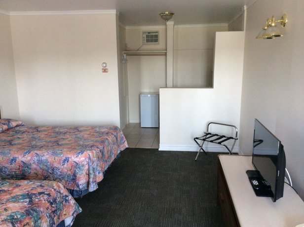 Imagen de la habitación del Hotel Embassy Motel, Kingston. Foto 11