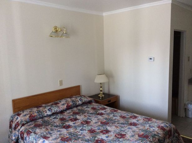 Imagen de la habitación del Hotel Embassy Motel, Kingston. Foto 12