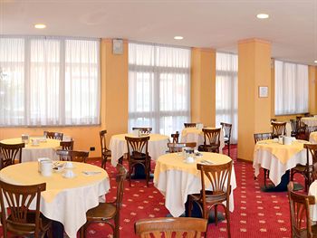 Imagen general del Hotel Embassy Pero. Foto 3