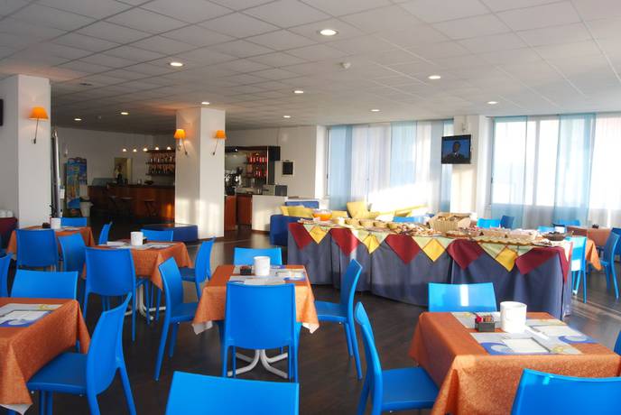 Imagen del bar/restaurante del Hotel Embassy Pesaro. Foto 5