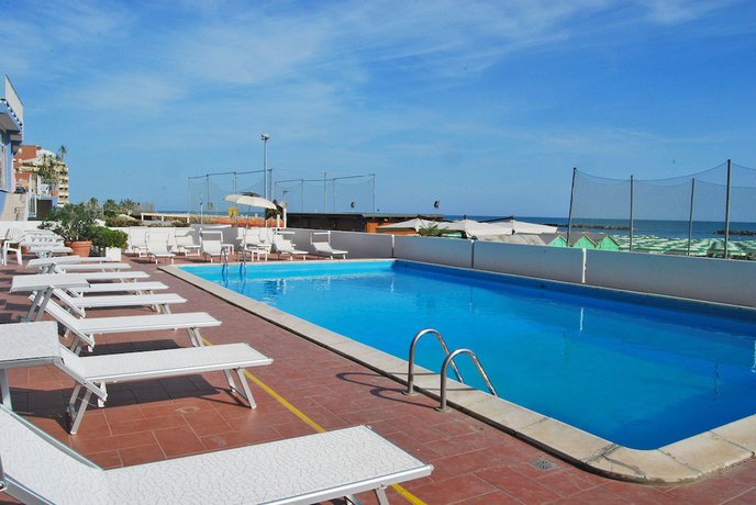 Imagen de la piscina del Hotel Embassy Pesaro. Foto 20
