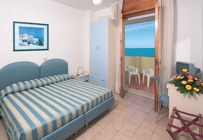 Imagen de la habitación del Hotel Embassy Pesaro. Foto 15