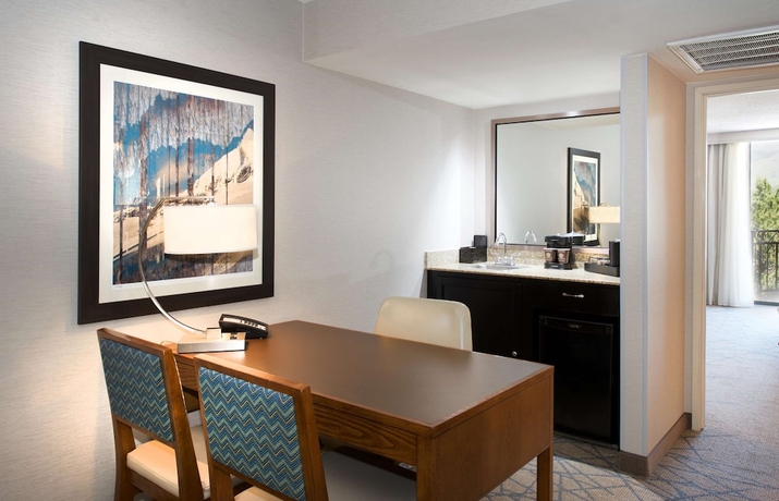Imagen de la habitación del Hotel Embassy Suite Hotel Colorado Springs. Foto 4