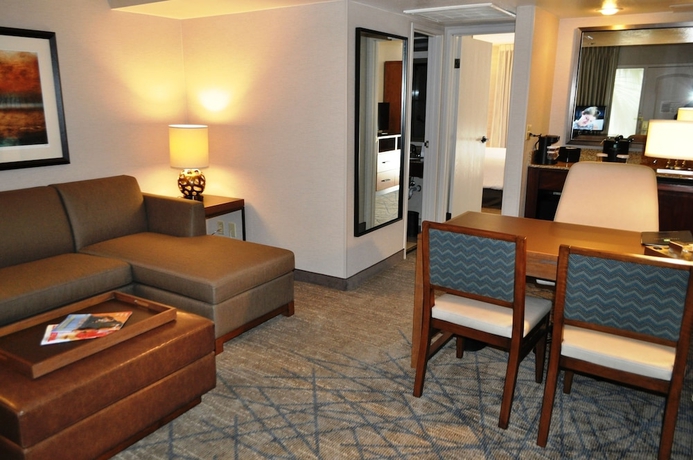 Imagen de la habitación del Hotel Embassy Suite Hotel Colorado Springs. Foto 5