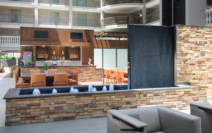 Imagen de los interiores del Hotel Embassy Suite Hotel Colorado Springs. Foto 16