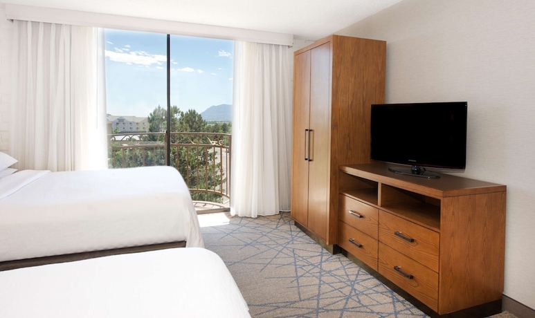Imagen de la habitación del Hotel Embassy Suite Hotel Colorado Springs. Foto 12