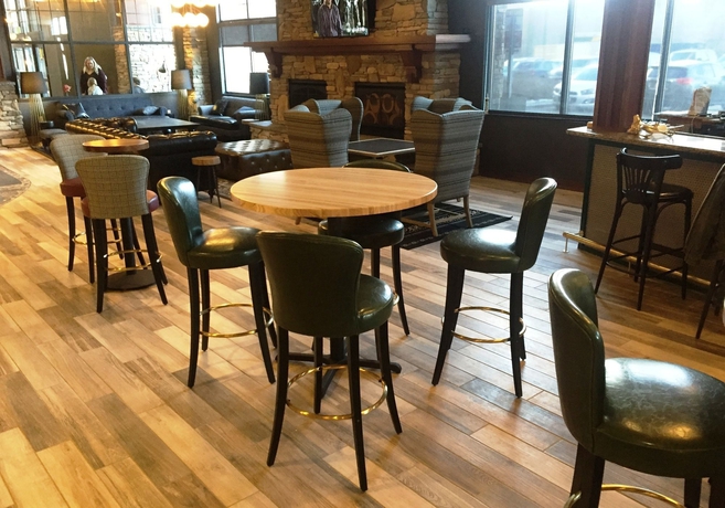 Imagen del bar/restaurante del Hotel Embassy Suites Anchorage. Foto 4