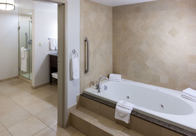 Imagen de la habitación del Hotel Embassy Suites Anchorage. Foto 8