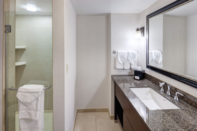 Imagen de la habitación del Hotel Embassy Suites Anchorage. Foto 9