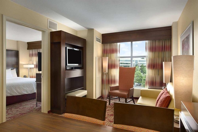 Imagen de los interiores del Hotel Embassy Suites Atlanta - Kennesaw Town Center. Foto 10