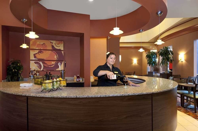 Imagen de los interiores del Hotel Embassy Suites Atlanta - Kennesaw Town Center. Foto 12