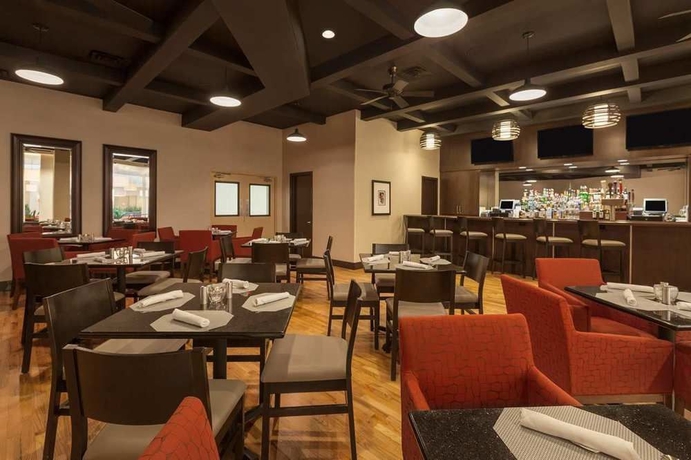 Imagen del bar/restaurante del Hotel Embassy Suites Baton Rouge. Foto 4
