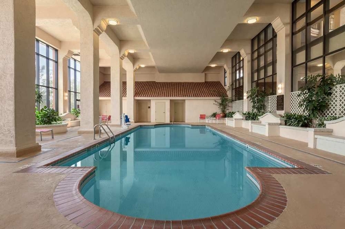 Imagen de la piscina del Hotel Embassy Suites Baton Rouge. Foto 10