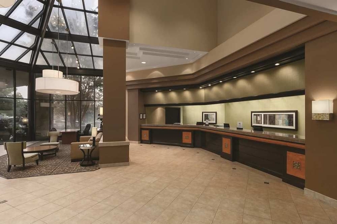 Imagen de los interiores del Hotel Embassy Suites Birmingham. Foto 6