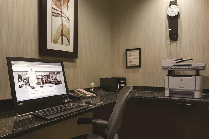 Imagen de los interiores del Hotel Embassy Suites Birmingham. Foto 8