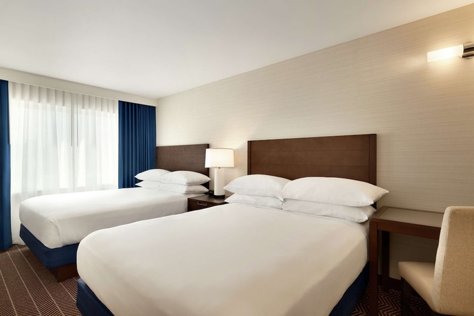 Imagen de la habitación del Hotel Embassy Suites Boston Logan Airport. Foto 4