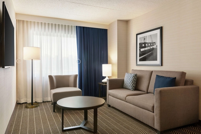 Imagen de la habitación del Hotel Embassy Suites Boston Logan Airport. Foto 6
