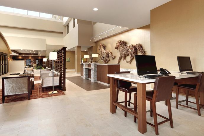 Imagen de los interiores del Hotel Embassy Suites By Hilton Akron Canton Airport. Foto 8