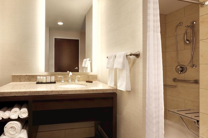 Imagen de los interiores del Hotel Embassy Suites By Hilton Akron Canton Airport. Foto 10