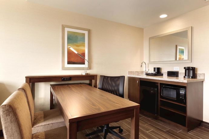 Imagen de la habitación del Hotel Embassy Suites By Hilton Akron Canton Airport. Foto 2