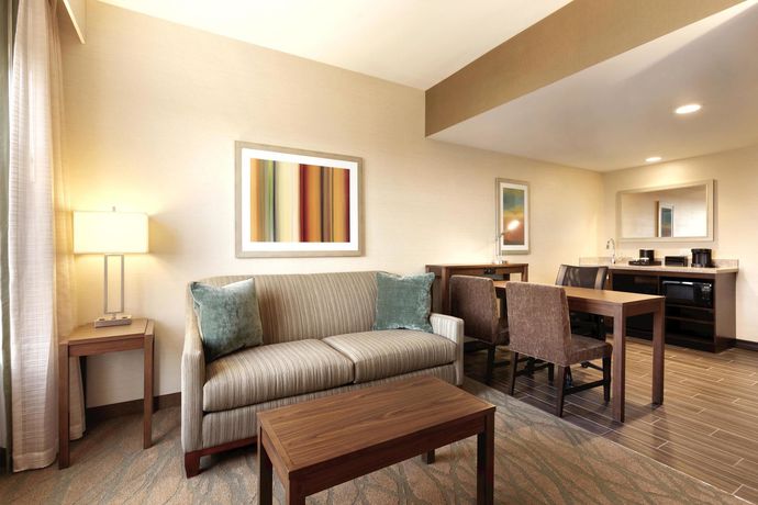 Imagen de la habitación del Hotel Embassy Suites By Hilton Akron Canton Airport. Foto 7