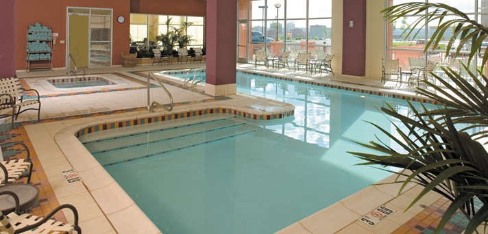 Imagen de la piscina del Hotel Embassy Suites By Hilton Albuquerque. Foto 8