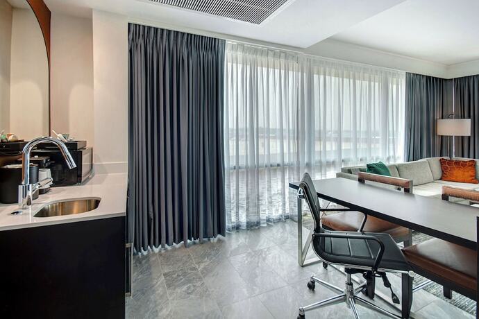 Imagen de la habitación del Hotel Embassy Suites By Hilton Alpharetta Halcyon. Foto 8